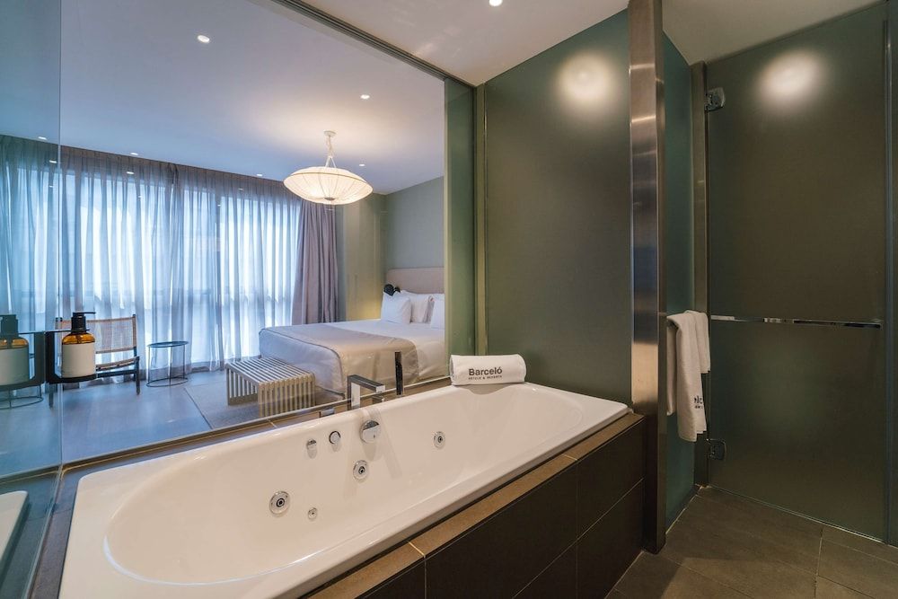 Barceló Oviedo Cervantes Family Room (Premium) 7