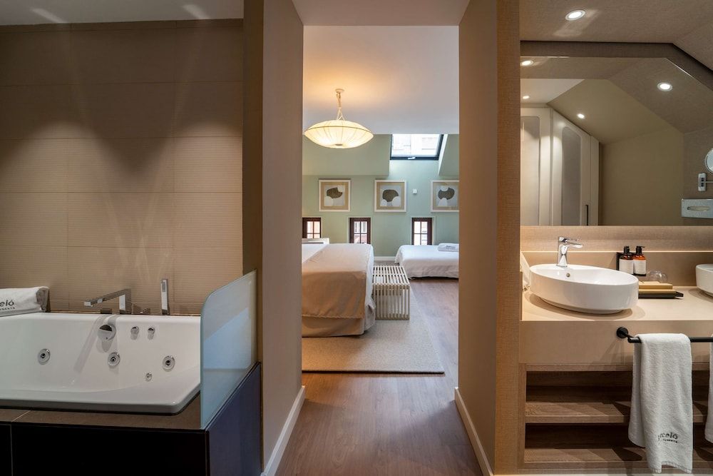 Barceló Oviedo Cervantes Family Room (Premium) 4