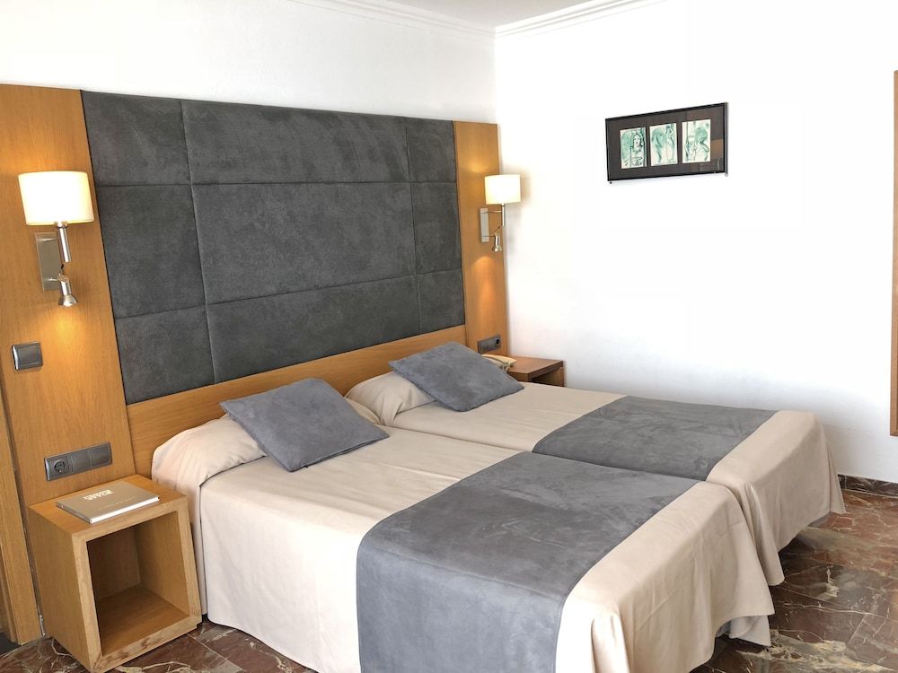 Family Room (2 adults + 2 children)