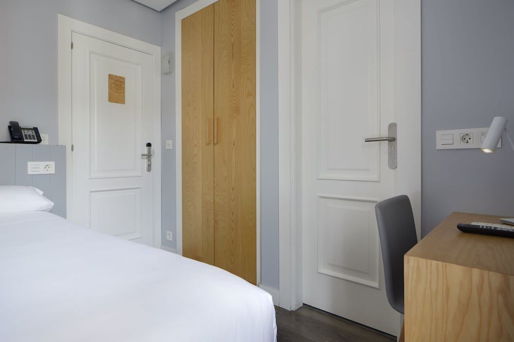 Hotel Avenida Single Room 3