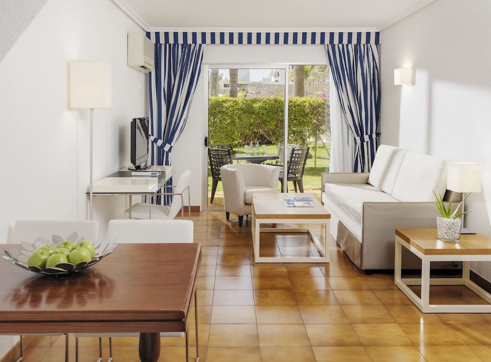 H10 Las Palmeras Family Room 4