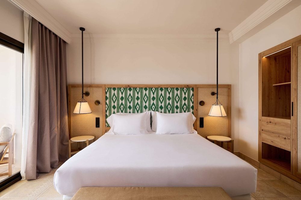 Deluxe Room, 1 King Bed, Partial Sea View