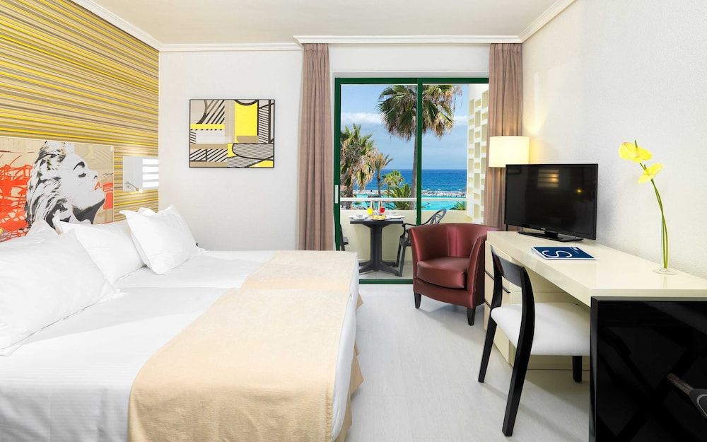 H10 Tenerife Playa Superior Double Room, Sea View (2 adults and 1 child) 3