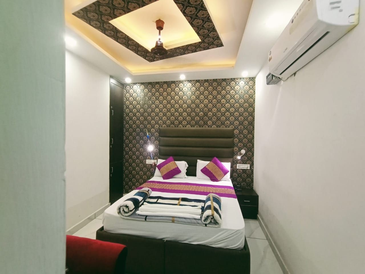Hotel Jai Surya Deluxe Double AC Room With WI-FI 3