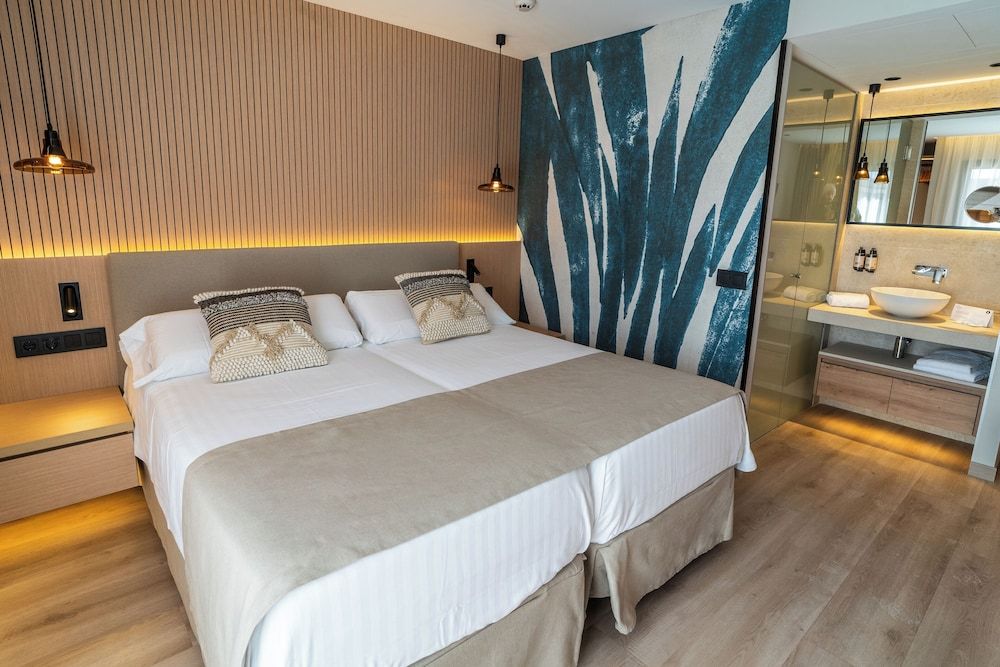 Double or Twin Room (Maris High Floor)