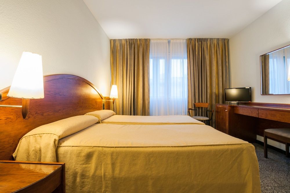 Hotel Gaudí Triple 1 adulto 2