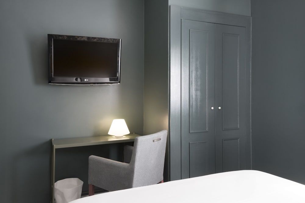 Petit Palace Puerta de Triana Basic Double Room 3