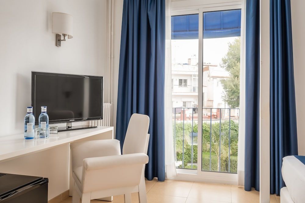 Hotel Medium Sitges Park Double or Twin Room, Garden View 5