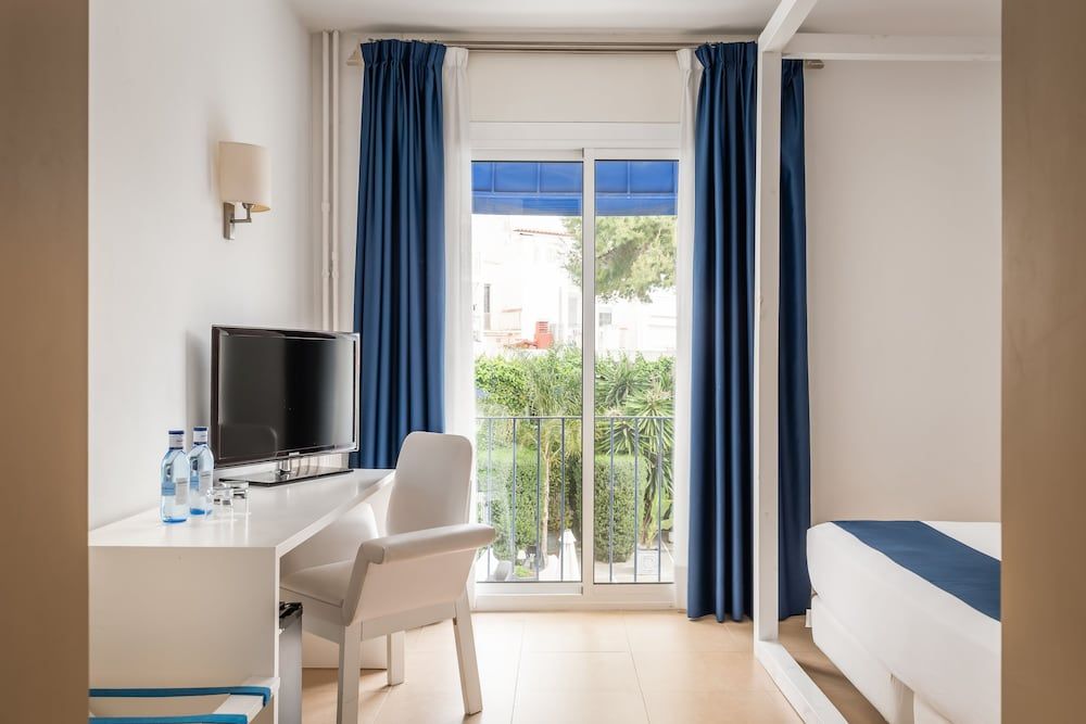 Hotel Medium Sitges Park Double or Twin Room, Garden View 4