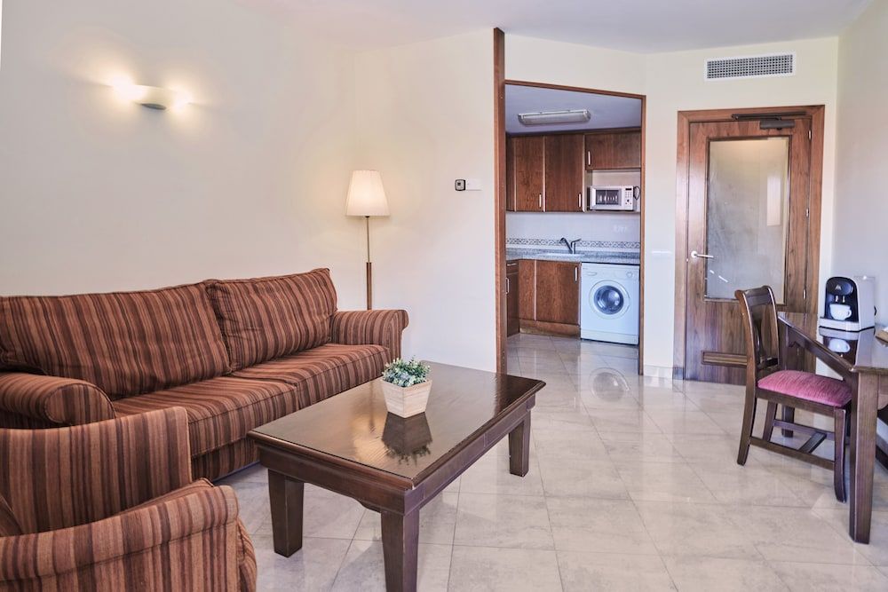 Hotel Sunway Playa Golf & Spa Sitges Family Apartment, Pool View 4