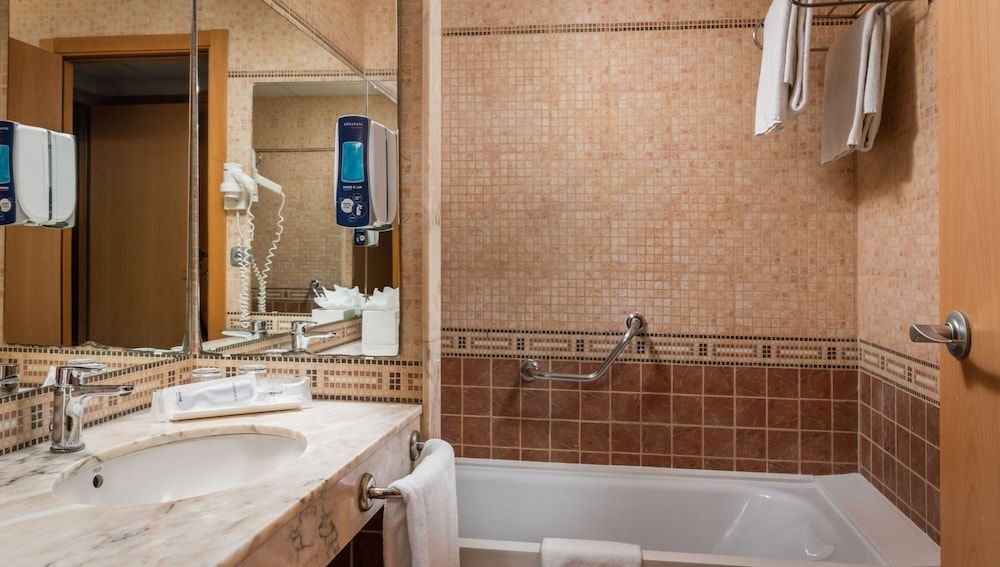 Hotel SB Express Tarragona Quadruple Room (2 adultos + 2 niños) 3