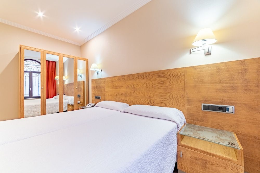 Hotel San Juan de los Reyes Double Room, 2 Twin Beds, Accessible 4