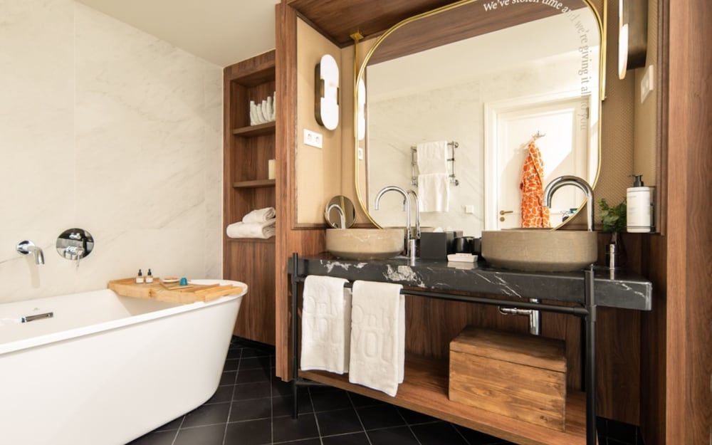 Junior Suite, Courtyard View