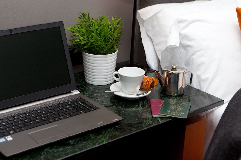 Hotel Malcom and Barret Double Room (Small) 8