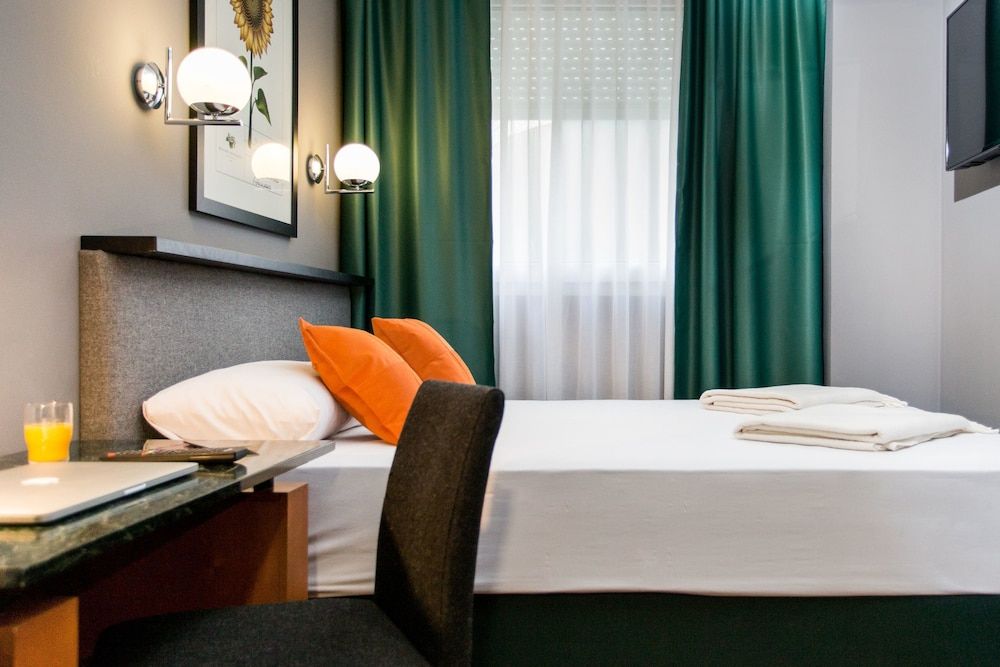 Hotel Malcom and Barret Double Room (Small) 2