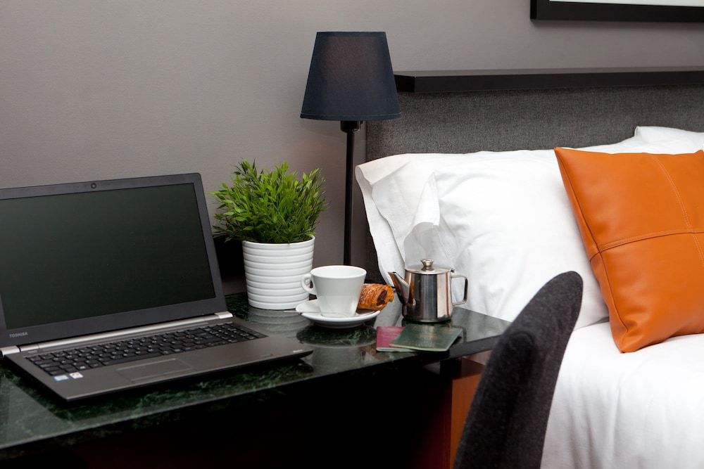 Hotel Malcom and Barret Double Room (Small) 9