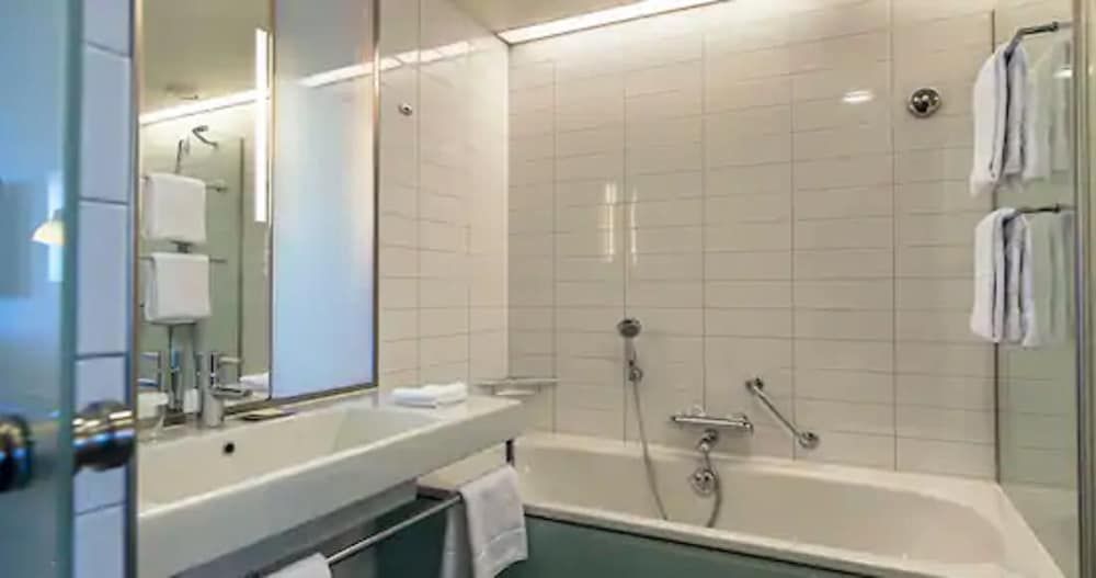 Hilton Helsinki Airport Twin Room 4