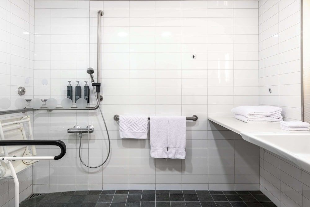 Hilton Helsinki Airport Room, 1 King Bed 8