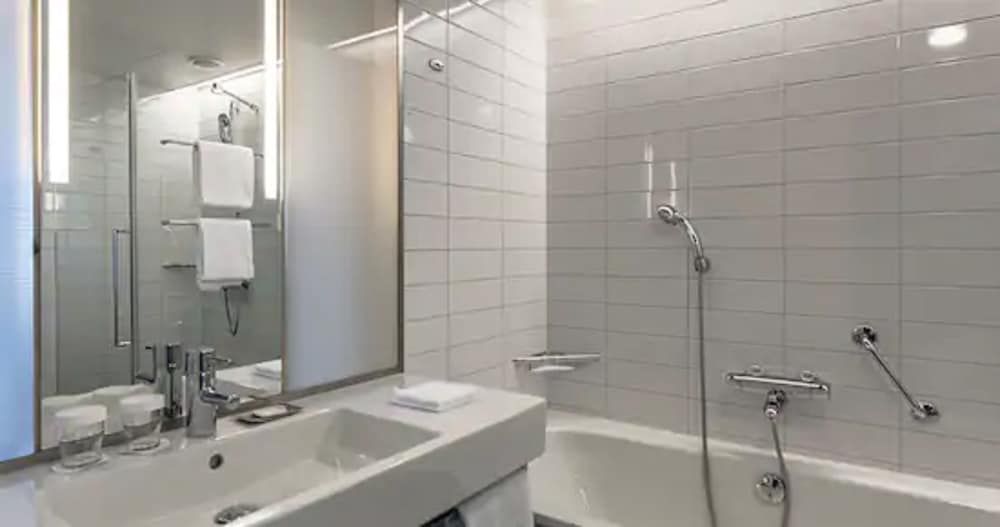 Hilton Helsinki Airport Room, 1 King Bed 4