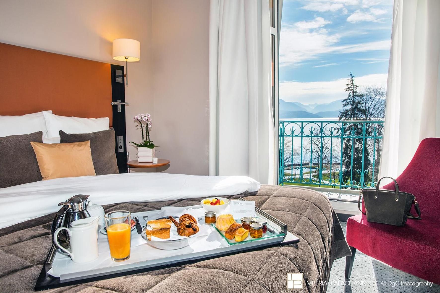 Prestige Lake Room with Balcony - Spa Access Included - Reservation Needed