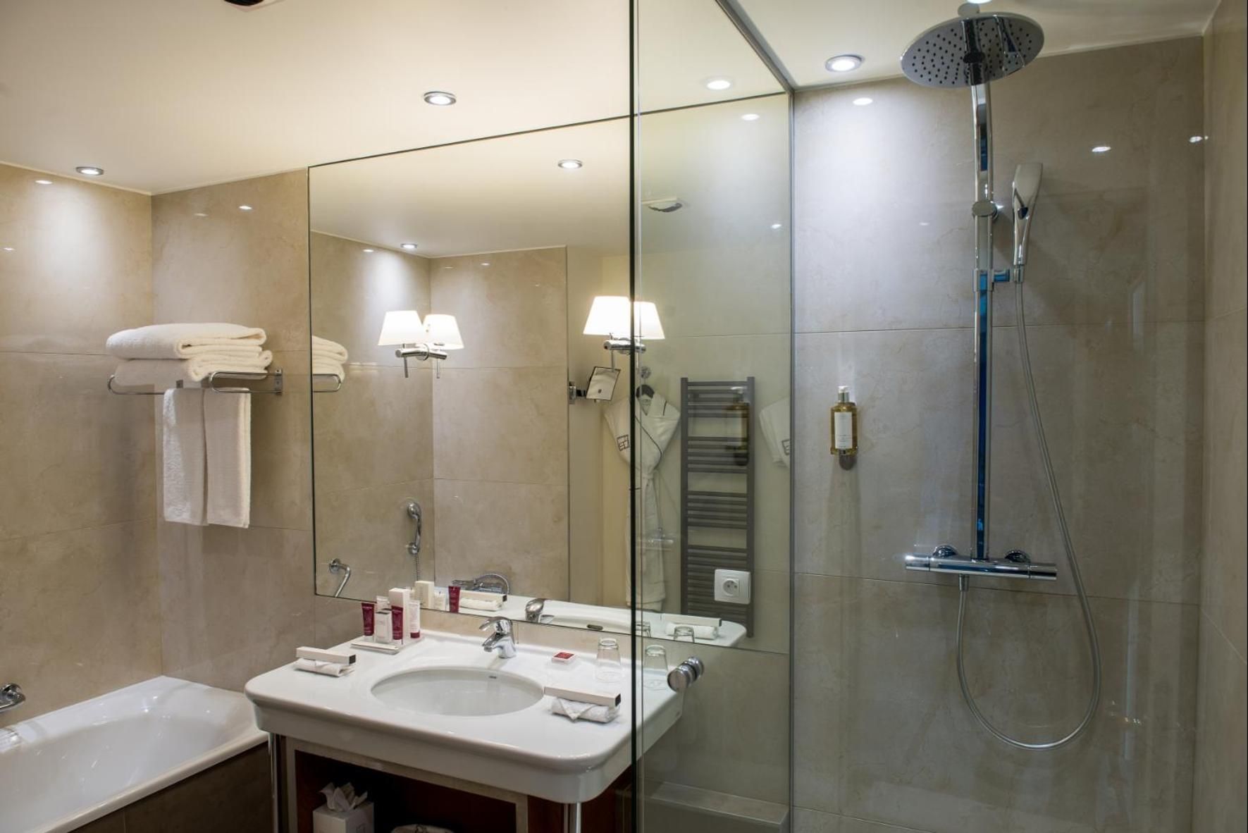 Prestige Lake Suite with Balcony - Spa Access Included - Reservation Needed