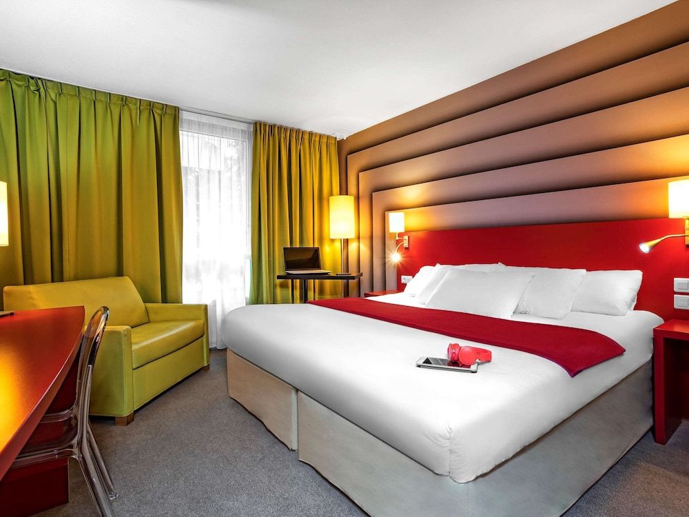Standard Room with 1 double bed and a sofa & Bathtub