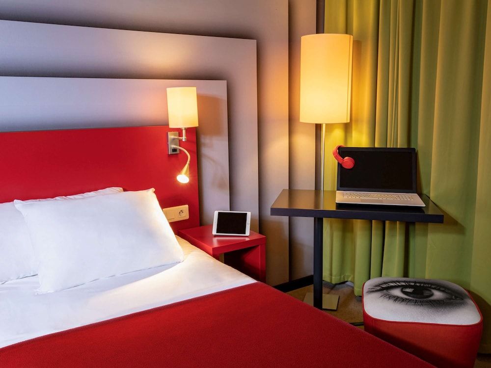 Standard Room with 1 double bed and a sofa & Shower
