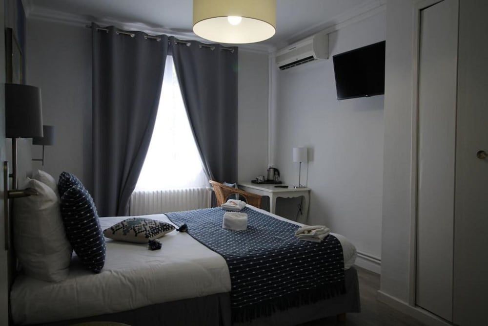 Regina Hotel Standard Double Room ( only double beds available - twin beds not possible) 4