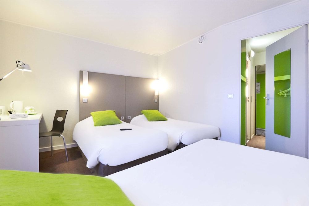 Campanile Paris Est - Porte de Bagnolet Standard Room, 3 Twin Beds 5