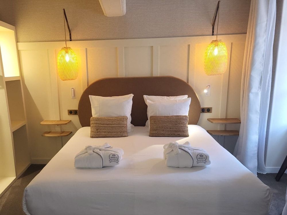 Henry II Hotel Deluxe Double Room