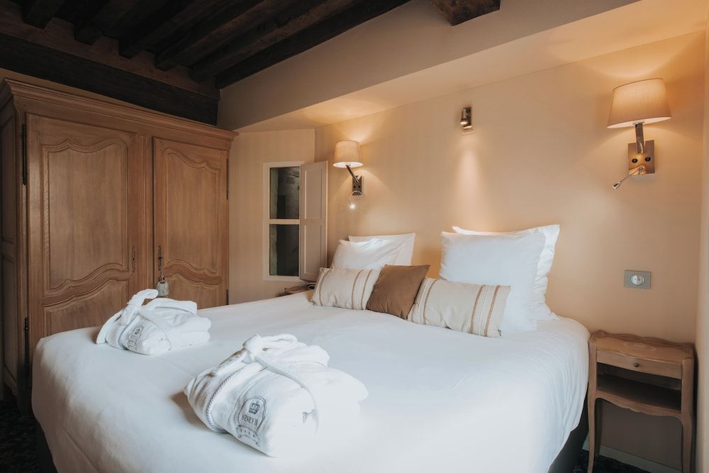 Henry II Hotel Standard Double Room 8