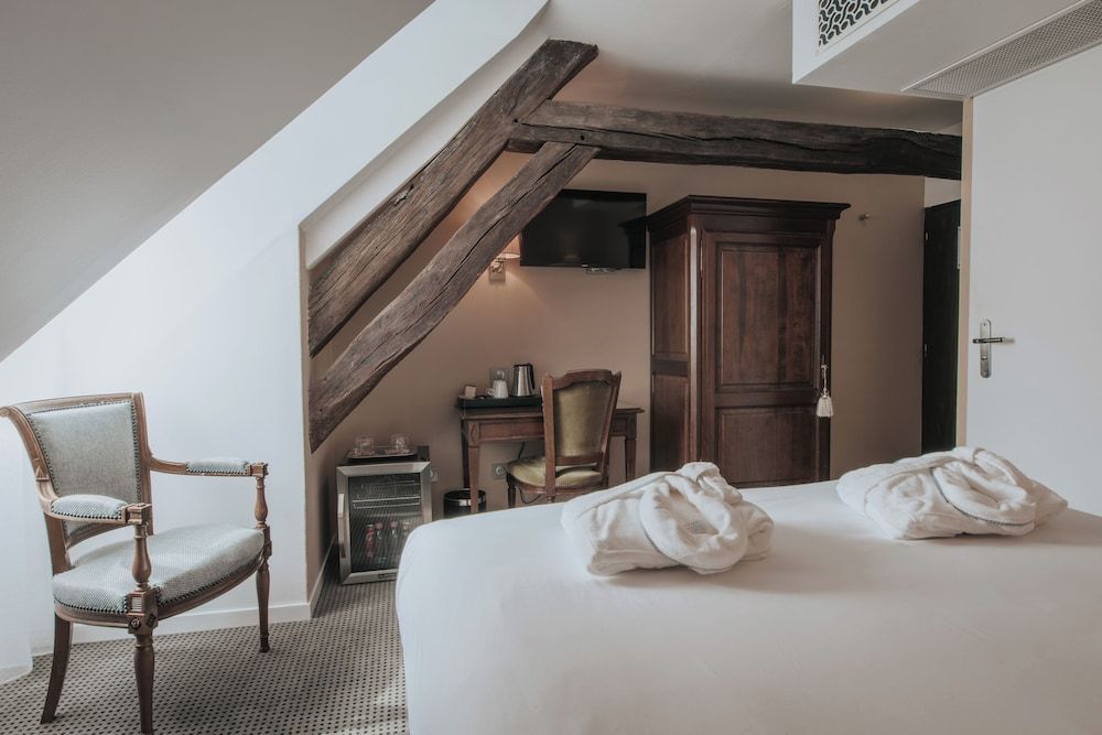 Henry II Hotel Standard Double Room 4