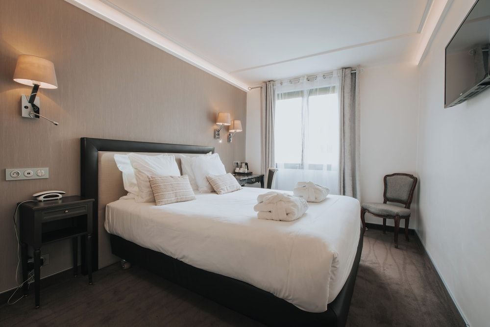 Henry II Hotel Standard Double Room 10