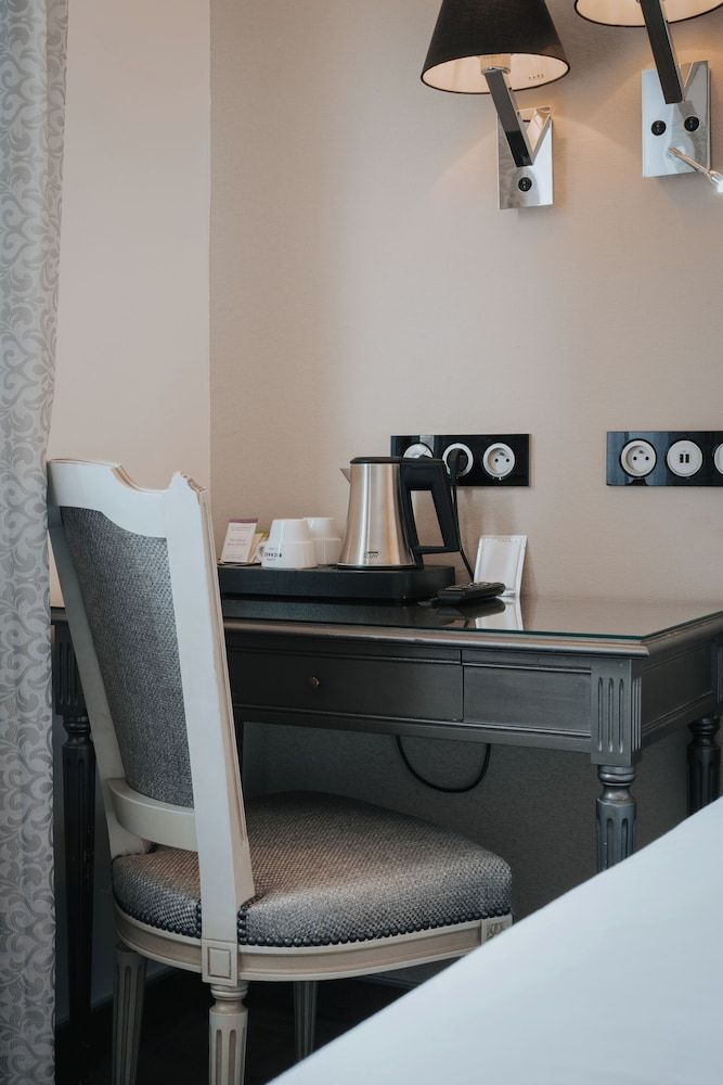 Henry II Hotel Standard Double Room 13