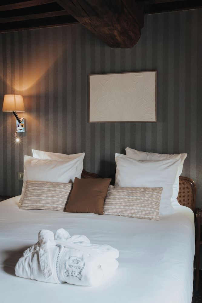 Henry II Hotel Standard Double Room 6