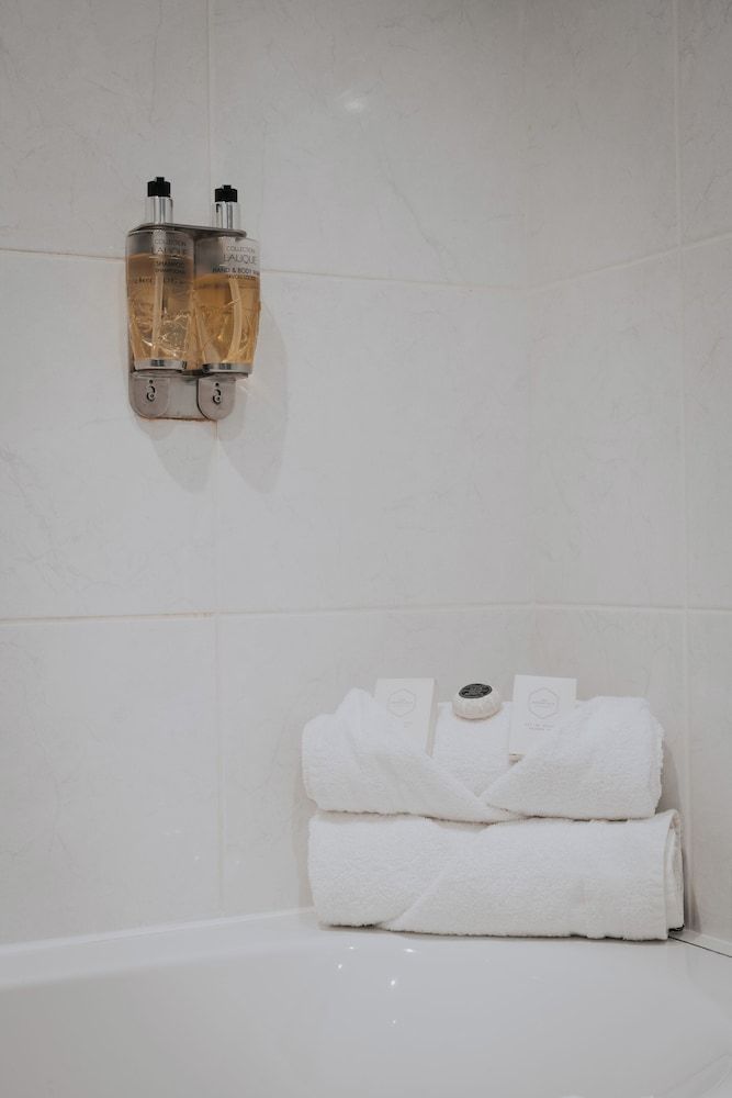 Henry II Hotel Standard Double Room 11