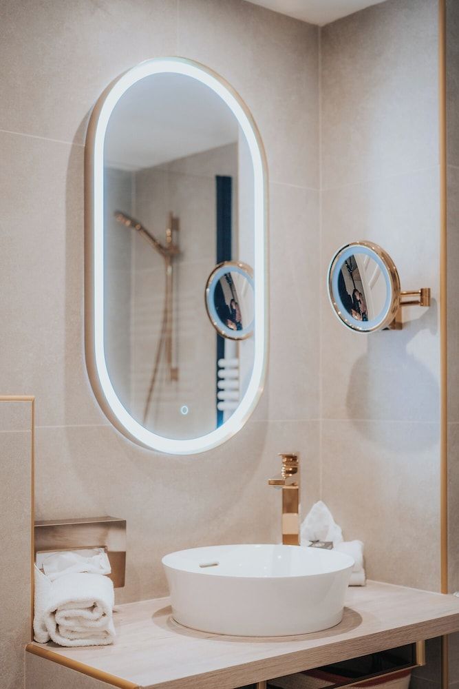 Henry II Hotel Deluxe Double Room 8