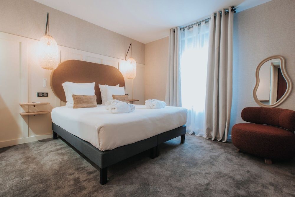 Henry II Hotel Deluxe Double Room 5