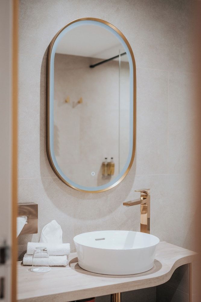 Henry II Hotel Deluxe Double Room 10