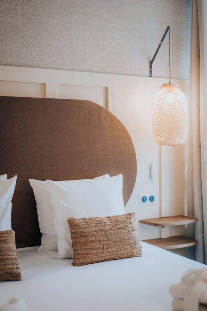 Henry II Hotel Deluxe Double Room 4