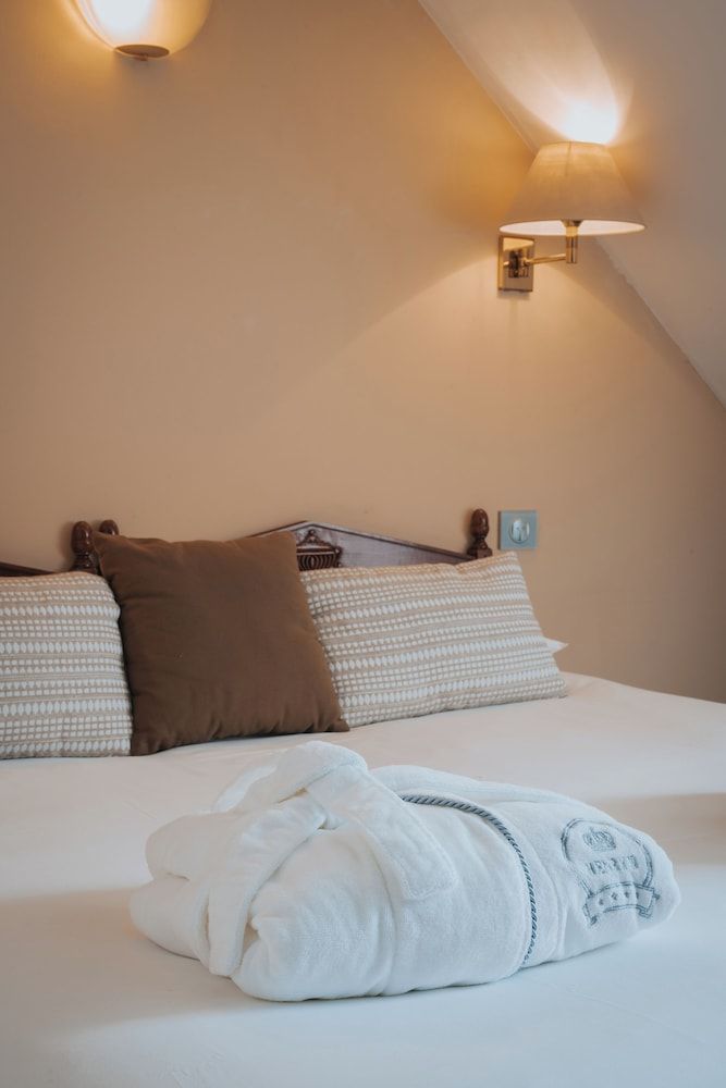 Henry II Hotel Standard Double Room 5