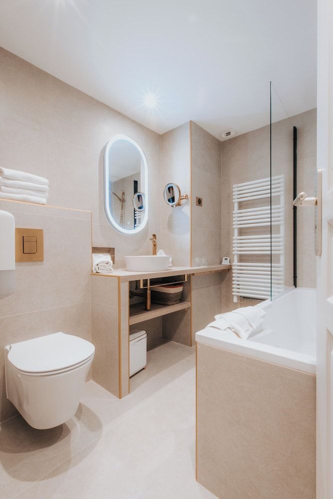 Henry II Hotel Deluxe Double Room 7