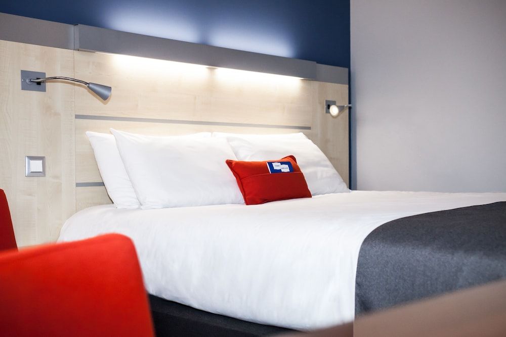 Standard Room, 1 Queen Bed (Free Breakfast)