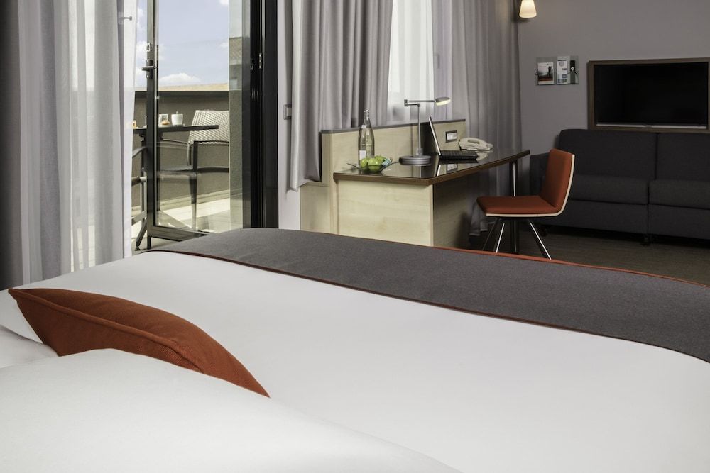 Suite, 1 Queen Bed, Balcony (Free Breakfast)