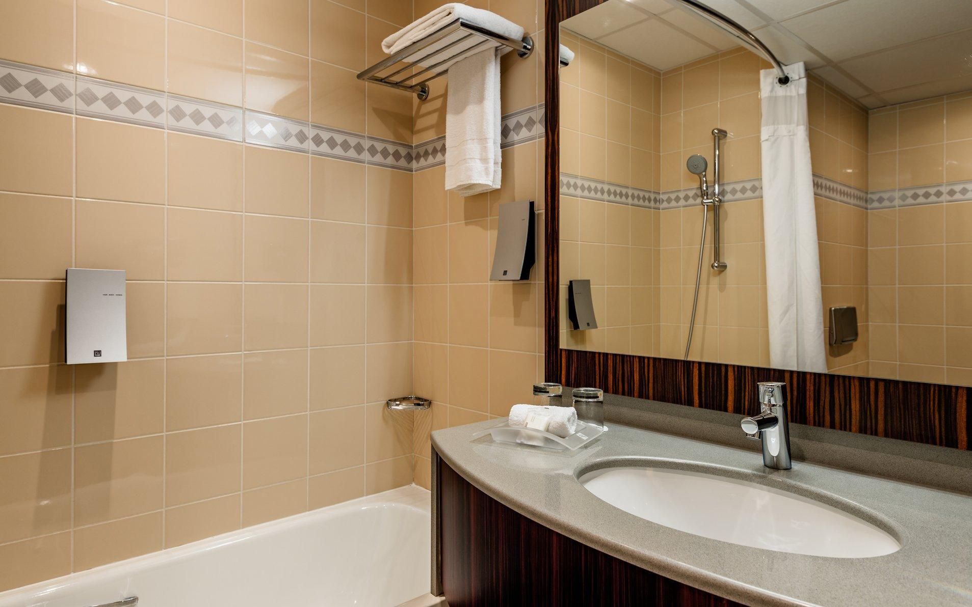 1 Queen Bed Premium Top Floor