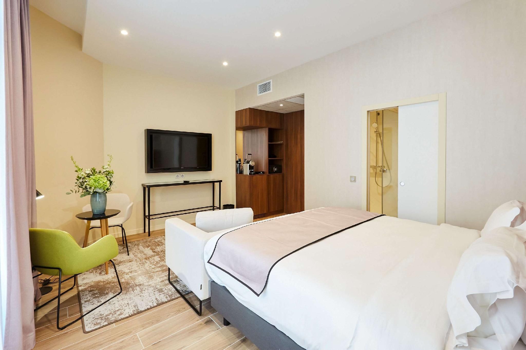 1 King Bed, Nonsmoking, Upgrade