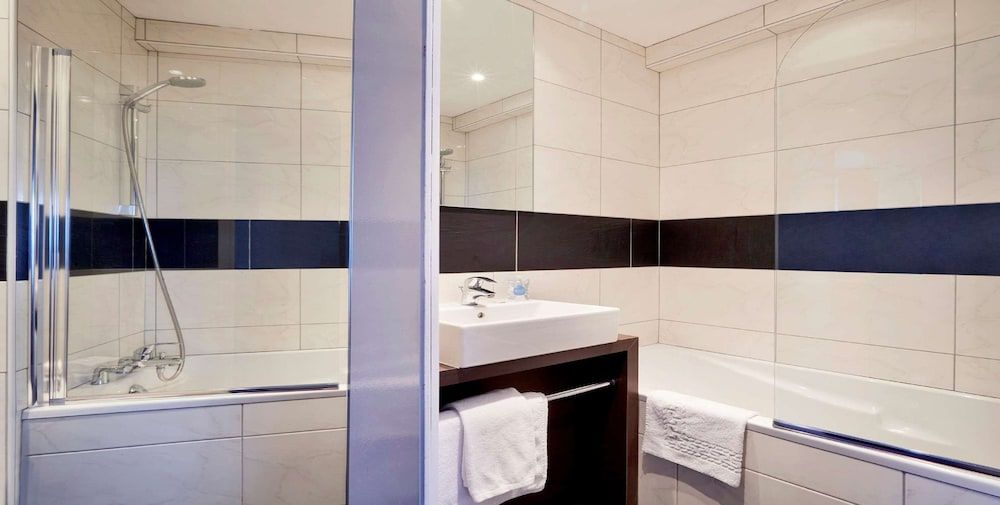 Kyriad Grenoble Centre Standard Room, 2 Twin Beds 4