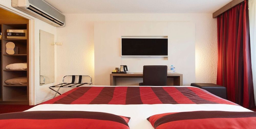 Kyriad Grenoble Centre Standard Room, 1 Double Bed 3
