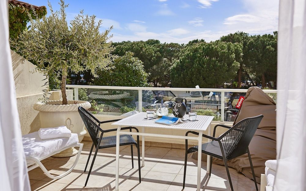 undefined Hotel Juana 9