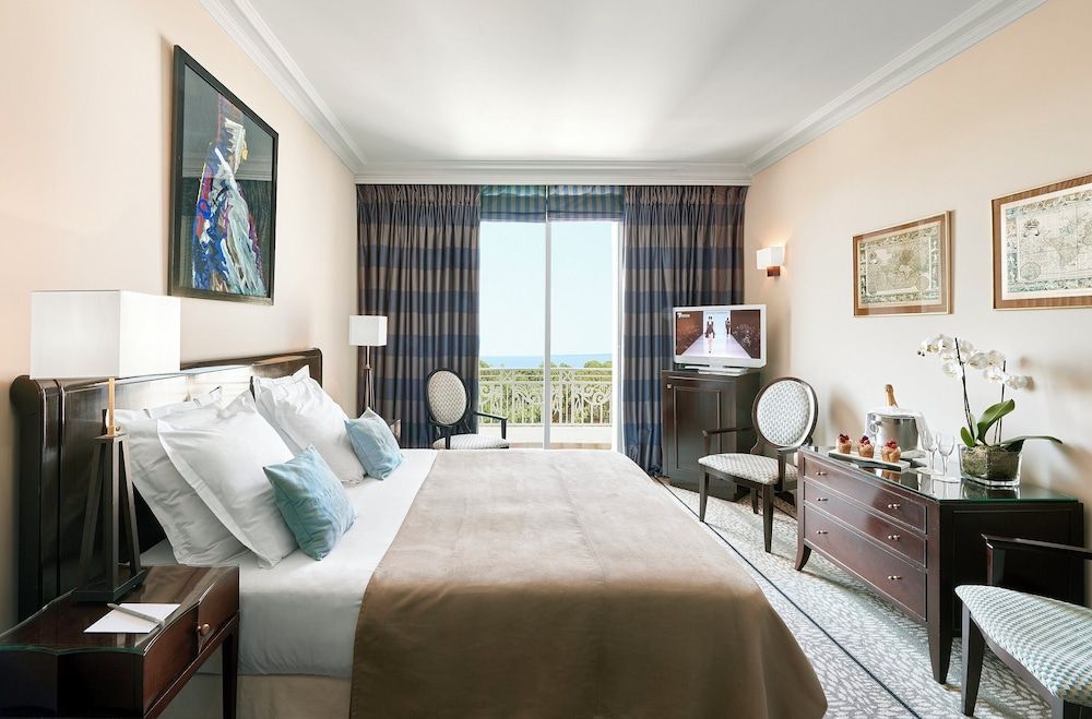 Room, Sea View